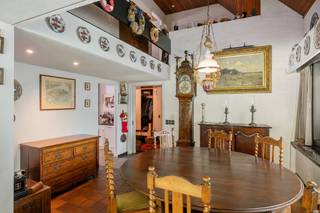 Karaktervolle villa op uitzonderlijk perceel in een groene residentiële omgeving te Schoten - Schotenhof!<br /><br />Verscholen in een prachtig aangelegd en bosrijk perceel biedt deze unieke villa een zeldzame combinatie van ruimte, privacy en architecturale charme.<br /><br />Indeling:<br /><br />Gelijkvloers<br />- Inkomhal met gastentoilet.<br />- De ruime keuken (ca. 19m²) beschikt over veel kastruimte en een praktische indeling.<br />- Leefruimte (ca. 63m²) met haard en mooi zicht op de tuin<br />- Inpandige garage (ca. 56m²)<br /><br />Verdieping<br />- 4 slaapkamers van ca. 10m², ca. 10m², ca. 11m² en 15m²<br />- Badkamer, extra douchekamer en aparte wasplaats<br />- Extra kamer van ca. 20m²<br />- Een grote polyvalente ruimte (ca. 38m²), ideaal als hobbyruimte, bureau, fitness of extra slaapkamer. Dankzij de royale glaspartijen geniet ook deze ruimte van een mooie lichtinval en een prachtig uitzicht op de tuin.<br /><br />Algemeen:<br /><br />Unieke architectuur met karaktervolle elementen<br />Dak is volledig vernieuwd (2022) en geïsoleerd (natuurleien)<br />Verwarming op aardgas, vloerverwarming op de gelijkvloersverdieping en radiatoren op de verdieping<br />Deels stakelder<br />Grote raampartijen met zicht op de tuin<br />Prachtig groen perceel met volwassen beplanting<br />Royale oprit en ruime inpandige garage<br />Deze eigendom is ideaal voor wie op zoek is naar een woning met karakter, veel leefruimte en een uitzonderlijke ligging midden in het groen, met alle voordelen van rust en privacy, terwijl voorzieningen en verbindingswegen vlot bereikbaar blijven.<br /><br />*Stedenbouwkundige inlichtingen in aanvraag