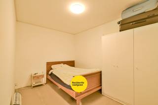 Welkom in deze halfopen bebouwing, ideaal gelegen in het centrum van Torhout, op wandelafstand van winkels, scholen en alle nodige voorzieningen.<br /><br />Bij het betreden van de woning komen we in een ruime inkomhal. Op het gelijkvloers bevinden zich twee volwaardige slaapkamers en een volledig uitgeruste badkamer, ingericht met oog op dagelijks comfort.<br /><br />De eerste verdieping herbergt de leefruimte, aangevuld met een extra slaapkamer en een tweede badkamer, wat deze woning bijzonder praktisch maakt voor gezinnen of co-housing.<br /><br />De zolderverdieping biedt tal van mogelijkheden en kan perfect dienen als bergruimte, hobbykamer of mits inrichting als extra slaapkamer.<br />De vermelde prijs is een richtprijs. Elk bod, hoger of lager dan deze prijs wordt voorgelegd aan de eigenaar, die zich het recht voorbehoudt om dit te aanvaarden of te weigeren.<br />Benieuwd naar de waarde van uw eigen woning?<br />Neem voorsprong met een vrijblijvende en gratis schatting via: www.residentievastgoed.be/gratisonlineschatten