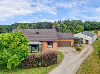 [[ DIT PAND NEEMT DEEL AAN DE ERA OPEN HUIZEN DAG OP 6/12 VAN 16:00 TOT 17:00 ]]Ontdek deze karaktervolle woning met loods, gelegen op een terrein...