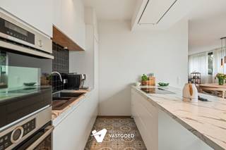 <p><span>Prachtige, ruime penthouse met 3 kamers in centrum</span></p><p><span> </span></p><p><span>Belangrijkste troeven:</span></p><p><span>- Ideale mix tussen appartement en huis: het comfort van een appartement en de ruimte van een huis</span></p><p><span>- Kwalitatief afgewerkt</span></p><p><span>- Uitstekend onderhouden</span></p><p><span>- Alles op bovenste verdieping met lift volledig tot boven, dus geen trappen doen</span></p><p><span>- Zeer ruime, lichtrijke woonkamer met hoge plafonds van 2,80m met zithoek en eethoek</span></p><p><span>- Aansluitende leefkeuken met veel licht en zicht naar buiten/terras</span></p><p><span>- Kelderberging en dubbele parking in kelder</span></p><p><span>- Extra's: lift aanwezig, airco's, screens, elektrische rolluiken, zonnewering...</span></p><p><span> </span></p><p><span>Bekijk zeker ook de 3D virtuele rondleiding en de grondplannen met de afmetingen. Zo krijgt u van thuis uit al een perfect beeld van wat deze woning te bieden heeft!</span></p><p><span>Wenst u meer info of een vrijblijvende bezichtiging, contacteer dan ons kantoor op het nummer 014 39 99 99 en wij helpen u graag verder.</span></p>