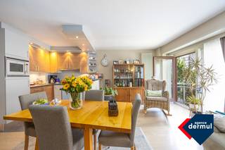 Verzorgd appartement met twee slaapkamers op het 4de verdiep in de Leopold II-laan, gelegen in het stadscentrum en op wandelafstand van zee. De lichte living met open keuken geeft uit op een balkon vooraan, terwijl één slaapkamer toegang heeft tot het terrasje achteraan. Er is een berging met wasmachine-aansluiting op het appartement en een privatieve kelder inbegrepen. Dicht bij winkels, park en openbaar vervoer – ideaal als woonst of tweede verblijf aan zee. Kom dit bezoeken!