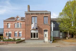 Deze te renoveren halfopen bebouwing is gelegen in Kessel-Lo, in een autoluwe straat. De woning combineert een rustige woonomgeving met een vlotte bereikbaarheid.<br /> <br />Bij aankomst betreedt u de woning via de woonkamer die in verbinding staat met de eetkamer en keuken. Achter de keuken vinden we nog een berging en badkamer met douche, enkel lavabo en toilet. <br /><br />Via de trap bereiken we de eerste verdieping naar 3 ruime slaapkamers van 19m², 19m² en 9m².<br /><br />Verder is er een vaste trap naar de tweede verdieping (zolder). Deze kan eventueel omgebouwd worden tot extra slaapkamer en/of badkamer. De zolder heeft een oppervlakte van maar liefst 39m²!<br /><br />De woning heeft nog uitbreiding potentieel. <br />Er is plaat voor een auto voor de woning.<br /><br />Achteraan de woning bevindt zich nog de aangename west gerichte tuin, terras en tuinhuis.<br /> <br />Verder beschikt deze woning nog over een kelder.<br /><br />Verwarming is op aardgas. EPC F, renovatieverplichting. Niet-asbestveilig. De elektrische keuring is niet conform.<br /> <br />Neem vandaag nog contact met ons op voor een bezichtiging en ontdek uw nieuwe thuis!