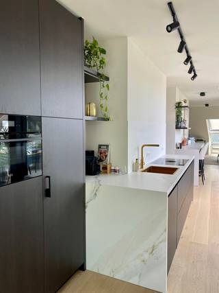 <p>TE HUUR: LUXUEUS PENTHOUSE-APPARTEMENT MET 2 SLAAPKAMERS EN RUIM ZONNETERRAS VLAKBIJ HET CENTRUM VAN HASSELT<br /><br />In de kleinschalige residentie ‘Misoni’ te Hasselt vinden we dit luxueus afgewerkte penthouse-appartement met een bewoonbare oppervlakte van 110 m² terug. De residentie is een eigen realisatie (Vercammen Woonprojecten), opgeleverd in 2020 en dus gebouwd volgens de laatste nieuwe normen.<br /><br />De lift met penthousebesturing of de trap brengen u rechtstreeks naar het lichtrijke appartement op de 2de, bovenste, verdieping. Hier vindt u de sfeervolle leefruimte met aansluitend de volledig uitgeruste en op maat gemaakte open keuken (met enkele spoeltafel, vaatwasmachine, koelkast, kookvuur met ingebouwde afzuiging van het merk ‘Bora’, wijnfrigo en bar). De leefruimte, de keuken en de eetkamer (met inbouwkasten) zijn verbonden door het ruime en zuid-west geörienteerde zonneterras, dat binnen zorgt voor een overvloed aan natuurlijke lichtinval. <br /><br />In het 2de gedeelte van het penthouse-appartement vinden we de nachthal met 2 slaapkamers, een aparte toiletruimte, de berging (met aansluiting wasmachine en droogkast) en de ruime badkamer (met dubbele wastafel met onderkast en spiegelkast, inloopdouche).<br /><br />Het penthouse is reeds voorzien van verlichtingsarmaturen. Bovendien bestaat er de mogelijkheid om in overleg (een deel van) het losse meubilair over te nemen.<br /><br />Het appartement beschikt over 1 ondergrondse autostandplaats, een ruime kelderberging en een gemeenschappelijke fietsenstalling. <br /><br />Troeven:<br />• Topligging op zeer korte wandelafstand van het stadscentrum van Hasselt<br />• Luxueuze afwerking met hoogkwalitatieve materialen<br />• Airco in de leefruimte en masterbedroom<br />• Zonnescreens op de ramen<br />• Ruim, zuid-west georiënteerd zonneterras met groen verzicht<br />• Laag energieverbruik door het lage E-peil (recente nieuwbouw)<br /><br />Beschikbaar vanaf 1/09/2026.<br />Huurprijs € 1.250/maand.<br />Vaste A.O. € 85/maand.</p>