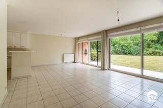 Dit gelijkvloers appartement in een kleinschalige residentie combineert rust, groen en comfort. De ruime en lichtrijke leefruimte met...