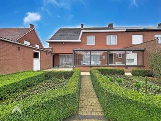 Ruime halfopen woning met veel potentieel, ideaal voor wie ruimte zoekt en de woning graag naar eigen smaak wil opfrissen. Via de inkomhal...