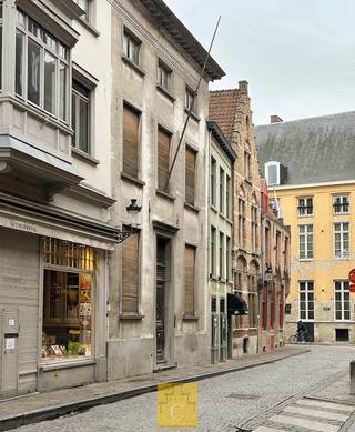 Het 16e eeuwse pand 'Onse Vrauwe van Montserrat' werd in 1870 gesplitst in 4 herenhuizen, waarvan hetgene wij hier aanbieden het uiterst rechtse is. Het is indrukwekkend, met zijn verankerde lijstgevel en vlaggenmast. Het interieur heeft diverse authentieke elementen zoals hoge plafonds, schouwen, lambrizeringen, molures en rozassen. Er is heel wat volume en een buitenpatio waar je heel wat mee kan doen. Ook een commerciële bestemming - mits het verkrijgen van een omgevingsvergunning bestemmingswijziging - kan een optie zijn.<br />Indeling gelijkvloers : mooie inkom met enkele trappen, lambrizering en deur met glas-in-lood, ontvangstkamer, toilet, salonsuite met schouwen, grote veranda uitgevend op de patio, keuken en bijkeuken, eetplaats, sas met toegang tot de kelder. 1ste Verdieping : overloop, 3 grote slaapkamers, ruime badkamer. 2de verdieping : overloop, 3 kleine zolderkamer, zolder met trap naar mezzanine (met de 2de verdieping/zolder kan heel wat gecreëerd worden, de uitzichten hier zijn verbluffend). Het pand is volledig onderkelder (bruikbaar, vrij hoog plafond, provisie-wijnkelder en cv kelder). CV mazout met bovengrondse tank. Niet gelegen in een risocozone voor overstromingen. P-score : A. G-score : A. Dit pand is mogelijks onderhevig aan de renovatieverplichting die door de Vlaamse overheid wordt opgelegd voor residentiële gebouwen, meer info via volgende link, https://www.vlaanderen.be/een-huis-of-appartement-kopen/renovatieverplichting-voor-residentiele-gebouwen