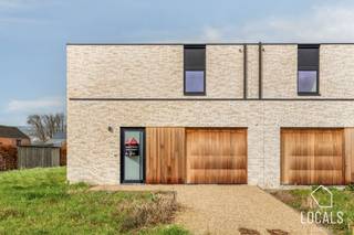 Wonen in het Kloppershof is kiezen voor een hedendaagse, energiezuinige woning die rust, ruimte en comfort naadloos combineert. Deze nieuwbouwwoning met een uitzonderlijk laag E‑peil van E10 biedt niet alleen een duurzame toekomst, maar ook een bijzonder aangename woonervaring. Dankzij de geïntegreerde zonnepanelen en het ventilatiesysteem C geniet je van een lage energiefactuur én een korting van 100 procent op de onroerende voorheffing gedurende vijf jaar.<br />Het gelijkvloers is ontworpen als een open, lichte leefruimte waar functionaliteit en gezelligheid elkaar versterken. De keuken sluit mooi aan op de eethoek, waardoor koken en tafelen een vanzelfsprekende flow krijgen. De zithoek kijkt uit op de tuin en vormt een warme plek om te ontspannen. De inkomhal, het gastentoilet en de inpandige garage zorgen voor extra comfort en praktische meerwaarde in het dagelijkse leven.<br />Op de verdieping bevinden zich drie ruime slaapkamers, ideaal voor gezinnen, thuiswerkers of wie graag een hobbykamer voorziet. De badkamer is logisch ingedeeld en biedt alle hedendaagse voorzieningen, terwijl een afzonderlijk toilet extra comfort garandeert. De nachthal verbindt alle ruimtes op een rustige en overzichtelijke manier.<br />Met zijn doordachte indeling, energiezuinige technieken en ligging in een groene, rustige buurt is deze woning in het Kloppershof een ideale keuze voor wie toekomstgericht wil wonen zonder in te boeten aan comfort of stijl. Hier vind je een thuis die klaar is voor morgen.