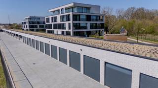 Garageboxen en carports te koop in centrum Vichte. Onmiddellijk beschikbaar!Oppervlakte garageboxen met automatische sectionaalpoort: 18,3 m² -...