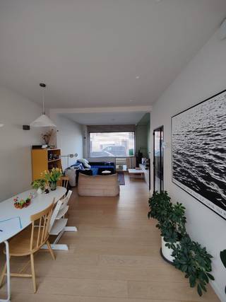 Energiezuinige, smaakvol afgewerkte woning te koop<br /><br />Goed gelegen woning te koop op een boogscheut van het historisch centrum van Gent (7 min fietsen).<br /><br />Deze ligging biedt u verschillende mogelijkheden tot een snelle toegang tot de belangrijkste invalswegen alsook het openbaar vervoer (Mobi-score 9,3). Met de aanwezigheid van scholen en Rozebroeken park in de buurt, biedt de ligging ook wat mogelijkheden voor gezinnen.<br /><br />De woning werd volledig verbouwd in 2022 volgens de geldende energienormen. Deze prachtige gerenoveerde woning combineert een laag energieverbruik met hoogwaardig wooncomfort. Een kwaliteitsvol gerenoveerde woning biedt modern comfort, energiezuinigheid en hoogwaardige afwerking, instapklaar en zonder onmiddellijke renovatiekosten.<br /><br />Indeling is als volgt:<br /><br />Gelijkvloers: inkomhal met fietsenberging en gastentoilet. Kelder onder de inkomhal. CV-ketel en technische ruimte in ingemaakte kast. Living, keuken (oven, combi oven, inductievuur en frigo) met bergruimte voor wasmachine, droogkast en extra frigo. Unit ventilatiesysteem D eveneens in de berging. Omvormer en thuisbatterij in de berging. Lichtstraat tussen living en keuken (met screen). Groot schuifraam richting de tuin met vliegenraam (met screen). Pas aangelegde tuin met zonneterras.<br /><br />Eerste verdieping: badkamer met bad, toilet, enkel lavabomeubel en elektrische handdoekradiator. Twee slaapkamers.<br /><br />Tweede verdieping: grote slaapkamer met eigen badkamer (inloopdouche met dubbel lavabomeubel en toilet). Ingemaakte kasten in de dakhelling. Mezzanine te gebruiken als opbergruimte of gezellig hoekje.<br /><br />Voorlopig 1 KIJKDAG op zaterdag 16 mei.<br />(indien dit niet past, dan kan er ander bezoekmoment ingepland worden)<br /><br />Wenst u deze woning te bezichtigen? Plan dan een bezoek in via heiveldstraat132@gmail.com t.a.v. Hannelore Capiau.<br /><br />Procedure: bieden onder gesloten enveloppe: onder/op/boven vraagprijs<br /><br />Beschikbaarheid pand: momenteel verhuurd<br />- na akte kan de nieuwe koper het huurcontract opzeggen<br /><br />GEEN IMMO