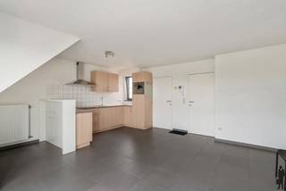 Huurprijs: 750 EUR per maand+ 50 EUR per maand voor autostaanplaats onder carpoort+ 50 EUR per maand gemeenschappelijke kostenKosten...