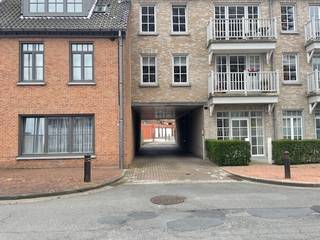 vlot in te rijden garagebox, in de kelderverdieping van een recent gebouw in het centrum van Heist, aan het Maes en Boereboomplein.de garage meet...