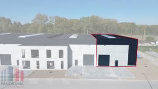 <span>Nieuwbouw magazijnruimte met een oppervlakte van maar liefst 468 m² in combinatie met 3 privatieve parkeerplaatsen. De casco magazijnruimte is opgebouwd uit een staalconstructie in combinatie met geïsoleerde betonsandwichelementen. <br />De geïsoleerde magazijnruimte (EPB-conform) heeft een vrije hoogte +/- 9 meter en is voorzien van een lichtstraat met rookluik. De dakstructuur houdt rekening met plaatsing van zonnepanelen en de gepolierde betonvloer heeft een dikte van 15 cm. Het gebouw is opgericht conform brandklasse C. Ideaal voor tal van activiteiten zoals opslag, productie, verwerking van goederen, groothandel, transport- en distributieactiviteiten, .....<br /><br />Vlotte toegankelijkheid met ruime manoeuvreer- en parkeermogelijkheden.<br /><br />Het project ligt op een strategische toplocatie in het hart van West-Vlaanderen, nabij Brugge en Gent, met vlotte verbinding naar de E40 en E403.<br /><br />Contacteer PANORAMA B2B voor extra informatie, plannen of een vrijblijvend plaatsbezoek via 0476 215 115.</span>