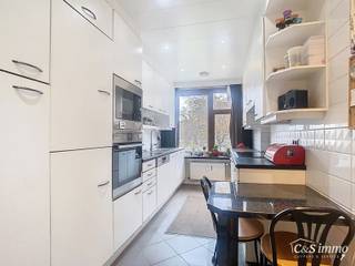 Gelijkvloers appartement in een goed onderhouden gebouw met ruim terras. Via de inkomhal betreedt u de woonkamer aan de achterzijde met open zicht...