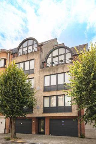 ANDERLECHT, nabij Westland Shopping, in een klein gebouw, mooi appartement met 2 slaapkamers van ± 83m² gelegen op de 2e verdieping. Het is als...