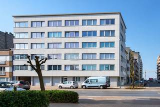 Instapklare studio met terras te koop in het centrum van Middelkerke op wandelafstand van de Zeedijk, winkels, horeca en casino. Koninginnelaan 52, te Middelkerke, in de gerenoveerde residentie 'Binny'.<br /><br />Indeling:<br />- lichtrijke leefruimte <br />- aansluitend terras<br />- open geïnstalleerde keuken voorzien o.a. frigo, kookplaat met dampkap en wasmachine<br />- badkamer met toilet, douche en lavabo meubel<br /><br />Troeven:<br />- uiterst centrale ligging<br />- ruim terras<br />- gerenoveerde gevel<br />- vernieuwde stijgleidingen<br />- recente gasinstallatie<br />- ideaal als tweede verblijf<br /><br />Bent u op zoek naar een instapklare studio te koop centraal gelegen te Middelkerke? Aarzel dan niet om uw afspraak vast te leggen.<br /><br />Bestuursmaatregelen in het maatregelenregister: nee