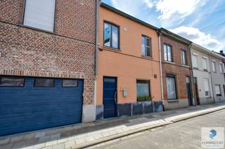 Energiezuinige (label B) ruime woning met grote koer nabij het centrum van Brugge. Gelegen in een rustige straat, op wandel-en fietsafstand van de Brugse ring. De koer heeft een dubbele poort die uitgeeft op de achterliggende straat, Kleine Kerkhofstraat.<br />INDELING: Inkomhal met gastentoilet. De gezellige leefruimte met open keuken, zit-en eetplaats met gashaar. De open veranda aanpalend de woonkamer brengt extra veel daglicht binnen. Vanuit de woning is er zicht op de gezellige koer met terras. De koer is recent opgefrist en zorgt voor een optimaal buitengevoel. Op het terras is het gezellig vertoeven. <br />Op de eerste verdieping bevindt zich een ruime slaapkamer, een badkamer, een praktische wasplaats en bergruimte.<br />Op de tweede verdieping is er een grote slaapkamer met aansluitend een bergzolder.<br />Grote stadskoer en garagepoort en een handige uitweg naar de achterliggende straat, <br /><br />Extra informatie:<br />- Asbestveilig<br />- Elektriciteit conform<br />- Voorbehouden parkeerplaats voor de dubbele poort in de achterliggende straat<br /><br />RICHTPRIJS 328.000 EUR - De vermelde prijs is een richtprijs: ieder bod wordt voorgelegd aan de eigenaars, die al dan niet kunnen ingaan op het voorstel.<br /><br />Contacteer PERSPECTIEF VASTGOED – 7 op 7 bereikbaar – voor meer informatie of een bezoek.<br />Bel 050/550.750 of mail naar info@perspectiefvastgoed.be.