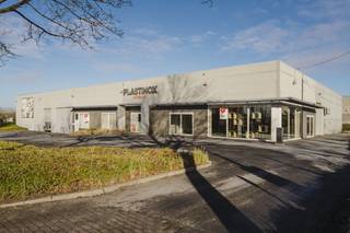 Bâtiment commercial bien situé à louer à Courtrai. Situé à 1 minute de la R8 avec une excellente connexion avec l'E17, l'E403, etc.Le...