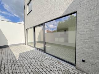 Ben je op zoek naar een nieuwbouwwoning in de dorpskern van Sinaai? Dan is dit wat u zoekt!Wees snel en koop nu nog aan *6% BTW!Het gebouw is...