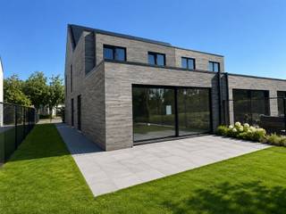 <p><span>LAATSTE WONING TE KOOP!</span></p><p><span>Grijp uw laatste kans om eigenaar te worden van deze exclusieve halfopen nieuwbouwwoning, waar luxe, comfort en energiezuinig wonen perfect samenkomen. </span></p><p><span>Deze stijlvolle woning werd afgewerkt met oog voor kwaliteit en detail en biedt alles wat u nodig heeft voor een zorgeloze toekomst.</span></p><p><span>Binnenin geniet u van een uitzonderlijk gevoel van ruimte dankzij de lichtrijke leefruimte met grote raampartijen, die naadloos aansluiten op de zonnige, zuidwest georiënteerde tuin. De volledig uitgeruste keuken met hoogwaardige toestellen van Miele vormt het hart van de woning en is de ideale plek om gezellig samen te koken en te genieten.</span></p><p><span>De woning beschikt over 4 volwaardige slaapkamers, 2 moderne badkamers en een doordachte indeling die perfect aansluit bij de wensen van een hedendaags gezin. Overal werd gekozen voor duurzame en kwalitatieve materialen, met warme parketvloeren in de leefruimte en slaapkamers en stijlvolle keramische tegels in de keuken en badkamers.</span></p><p><span>Ook op technisch vlak blinkt deze woning uit. Dankzij Niko Home-domotica bedient u eenvoudig verlichting en andere functies, terwijl een warmtepomp, zonnepanelen en een uitstekende isolatie zorgen voor een E-peil lager dan 20. Zo geniet u niet alleen van maximaal wooncomfort, maar ook van bijzonder lage energiekosten en een toekomstgerichte investering.</span></p><p><span>Bent u op zoek naar een instapklare nieuwbouwwoning waar kwaliteit, ruimte en duurzaamheid centraal staan? Dan is dit uw allerlaatste kans om deel uit te maken van dit exclusieve woonproject. Neem vandaag nog contact met ons op voor meer informatie of een bezoek ter plaatse.</span></p><p><span> </span></p><p><span> </span></p><p><span> </span></p>