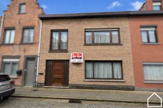 Leuke stadswoning met zonnige zuidgerichte tuin en uitbreidingspotentieel in hartje Ieper. Opp: 258m².In het centrum van Ieper, in een aangename en...