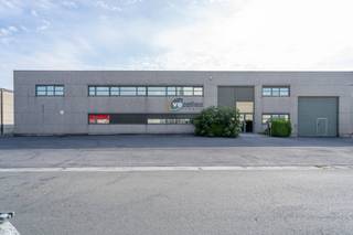 Commercial building for rent near the E17 in Waregem. The building has a warehouse of approximately 3,870 m² and an office of approximately 260 m².<br />The business building is equipped with solar panels.<br /><br />1. Offices:<br />- Ground floor reception area with landscape offices and sanitary facilities;<br />- Landscape office on the 1st floor with meeting room;<br /><br />2. Warehouse of approximately 3,870 m² with two sectional doors. <br />- VH: approx. 5.5 m;<br />- Vivox burner;<br />- Concrete floor;<br />- Rainwater well (8,000 L);<br />- Sanitary;<br />- High-voltage cab.<br /><br />In addition, the business building has an existing car park. <br />Thanks to the excellent location along the E17, you have a smooth connection to Ghent, Antwerp, Roeselare and Lille. <br /><br />Are you looking for a business building in Waregem? Don't hesitate to contact us on 056 21 11 11!