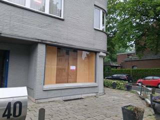 Goed gelegen handelspand / of ruimte voor vrij beroep met woonst. Gelegen op een hoek met veel terrasruimte en groen in de omtrek.Kortbij park met...