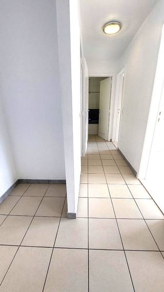 Centraal gelegen appartement nabij openbaar vervoer, spuikom en scholen<br />op de Vuurtorenwijk te Oostende<br /><br />Gelegen op de 2° verdieping. Er is geen lift aanwezig.<br /><br />Omvat: inkomhal met vestiairehoek en een apart toilet. <br /><br />Ruim en lichtrijke woonkamer, open ingerichte keuken met kasten, kookplaat en dampkap.<br />Een aanpalende bergruimte aan de keuken met aansluiting wasmachine<br /><br />3 slaapkamers waarvan 1 met kleinere kamer met balkon.<br />Badkamer met ligbad, lavabomeubel en toilet; <br /><br />Gemeenschappelijke fietsenberging.<br /><br />Huurprijs van 850 euro per maand. Geen extra algemene lasten <br />Huurwaarborg is 3 maanden huur.<br /><br />Beschikbaar vanaf 1 juli 2025 <br /><br />De eigenaar zoekt rustige mensen met vast werk of op pensioen. <br />Geen huisdieren toegelaten. <br /><br />Geschikt voor maximaal 4 personen ( gezin met maximaal 2 kinderen )<br /><br /><strong>Bezoeken mogelijk op afspraak.</strong><br /><br />