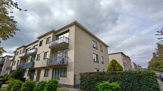 <p>Ruim instapklaar hoekappartement (105 m²) met 3 volwaardige slaapkamers en EPC B gelegen in Brasschaat omgeving Golf.</p><p>- 3 volwaardige slaapkamers (17, 10 en 8 m²)<br />- Pas gerenoveerde badkamer met apart gastentoilet (2024)<br />- Recente gascondensatieketel (2021)<br />- Vloeren met eiken parket<br />- Ingerichte keuken (vaatwasser, kookvuur, dampkap, dubbele spoelbak, frigo, 2x oven)<br />- Elektriciteit gekeurd conform, asbestvrij, EPC score 180 (B)<br />- Ruim aanbod openbaar vervoer + op wandelafstand van centrum Brasschaat<br />- Groene omgeving, ramen op 3 gevels</p>