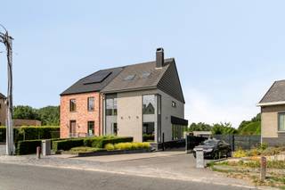 Ben jij op zoek naar een recente woning in zeer goede staat, waar comfort, ruimte en kwaliteit centraal staan? Dan is deze woning uit 2013 zeker het ontdekken waard!<br /><br />Ook op het vlak van comfort heeft deze woning heel wat te bieden. De badkamer beschikt over zowel een bad als een douche en de vloerverwarming op aardgas zorgt voor een aangename en gelijkmatige warmte.<br /><br />De woning werd afgewerkt met hoogwaardige materialen en beschikt over een goede EPC-score, wat zorgt voor een energiezuinige en comfortabele woonomgeving.<br /><br />Een absolute troef is het mooie en vrije zicht op het agrarische gebied. Hier geniet je van rust, ruimte en een groen uitzicht.<br /><br />Indeling: <br />Gelijkvloerse verdieping: <br />- Inkomhal<br />- Lichtrijke leefruimte met open haard<br />- Moderne keuken<br />- Berging / wasplaats<br /><br />Eerste verdieping: <br />- nachthal<br />- 3 slaapkamers<br />- badkamer met bad, douche en dubbele lavabo<br /><br />Zolderverdieping bereikbaar via vaste trap: <br />- Ruime kamer met veel mogelijkheden <br />- Technische ruimte<br /><br />Troeven<br />- Recente woning uit 2013<br />- Mogelijkheid tot 5 slaapkamers<br />- Vloerverwarming op aardgas<br />- Hoogwaardige materialen<br />- Vrij en mooi zicht op agrarisch gebied<br /><br />Ben jij nu op zoek naar woning die afgewerkt werd met hoogwaardige materialen?<br />Plan vandaag nog je bezoek.<br />Schrijf u in via de link ( ) of neem rechtstreeks contact op met Kristof via kristof.de.clercq@albert.immo.