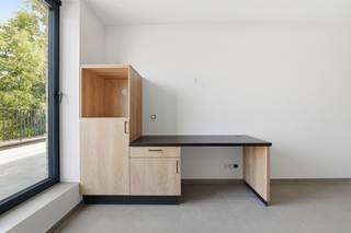 <p><span>NIEUWBOUW STUDENTENKAMERS MET EIGEN BADKAMER</span></p><p><span> </span></p><p><span>Deze kleinschalige &amp; gloednieuwe studentenresidentie genaamd PAS is gelegen in Geel. De locatie is perfect om optimaal te genieten van het studentenleven. Wij bevinden ons op een kleine tien minuten fietsen van de Thomas More Hogeschool en de Universiteit KU LEUVEN Campus Geel. Daarnaast kunnen de studenten zich vlot verplaatsen naar verschillende supermarkten, drank- en eetgelegenheden, het stedelijk zwembad of de lokale fitness. Nog een troef aan de locatie is de goede bereikbaarheid voor de wekelijkse verplaatsing naar het thuisfront. Zo bevinden wij ons enerzijds op een vijftal minuutjes van het station van Geel en anderzijds op een boogscheut van de autosnelweg en verschillende verbindingswegen. </span></p><p><span> </span></p><p><span>Toegekomen aan residentie PAS ontdekken wij een knappe, moderne residentie verspreid over de gelijkvloerse, eerste en tweede verdieping. De residentie bestaat uit 19 kamers. Op de gelijkvloerse verdieping is er een volledig uitgeruste keuken, een zithoek + een gemeenschappelijke buitenruimte. </span></p><p><span>Comfort kot</span></p><p><span>- Huurprijs vanaf 430,00 euro tot 450,00 euro</span></p><p><span>- De algemene onkosten bedragen 50,00 euro/maand incl. verwarming, water, elektriciteit &amp; internet</span></p><p><span>- Kamer met een oppervlakte van circa 15m² - 17m²</span></p><p><span>- Eigen sanitair</span></p><p><span> </span></p><p><span>TROEVEN </span></p><p><span>- Nieuwbouw</span></p><p><span>- Kleinschalige &amp; energiezuinige residentie</span></p><p><span>- Aanwezigheid van een fietsenparking (incl. bovenvermelde huurprijs)</span></p><p><span>- Mogelijkheid tot het huren van een autostaanplaats aan 75,00 euro/maand</span></p><p><span> </span></p><p><span>Studierichting gekozen maar nog geen kot gevonden? Neem dan snel contact op met Pillar te bereiken op het nummer 033 695 695 of via info@pillar.estate. </span></p><p><span> </span></p><p><span>Deze gegevens zijn louter ter informatieve titel. De vermelde oppervlaktes zijn slechts een indicatie. Pillar kan niet verantwoordelijk gesteld worden voor de juistheid van de aan haar verstrekte gegevens. </span></p><p><span> </span></p>