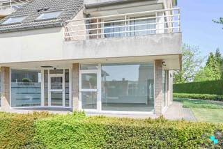 Zichtbare en vlot bereikbare handelsruimte langs een drukke invalsweg, geschikt voor kantoor, praktijk of winkel. Voorzien van private parking...