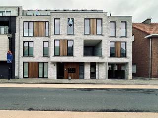 Deze penthouse is als enige appartement van dit project gelegen op de derde verdieping en maakt deel uit van residentie Léon gelegen te Beveren Glazenleeuwstraat met 8 wooneenheden. Dit pand beschikt over een groot privaat terras. U heeft toegang tot algemene fietsenberging en gemeenschappelijke bergruimte.Via de algemene inkomhal per trap of met de lift komt u rechtstreeks terecht in het appartement. De indeling van het appartement is als volgt: U betreedt het appartement via de inkomhal met apart toilet. Verder door betreedt u de naar eigen smaak in te richten keuken, met aangrenzende bergruimte en bureaumogelijkheden, en leefruimte met toegang tot het enorme terras. Op de nachthal bevinden zich nog twee ruime slaapkamers en een badkamerHet gehele project dient nog opgericht te worden, u kan dus nog steeds alle keuzes zelf maken. Ook heeft u de mogelijkheid om een achterliggende garagebox of carport aan te kopen.Nog enkele troeven van dit appartement: Vloerverwarming met lucht/water warmtepomp, videofoon, lift aanwezig met penthouse liftsturing, gemeenschappelijke berging en fietsenstalling, een laag energiepeil conform de geldende normen. Als we spreken over de prijs is dat exclusief btw, zonder registratie- en notariskosten! De plannen &amp; lastenboek zijn op afspraak en zeer vrijblijvend te bekijken.