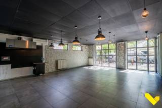 Investeringspand met verschillende mogelijkheden.Deze eigendom, momenteel verhuurd en uitgebaat als broodjeszaak, is een ideale investering!Op vlak...