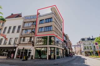 Quares - Group TREVI presenteert :<br /><br />Uitzonderlijk en hoogwaardig afgewerkt triplex appt met 3 slpk en een fan-tas-tisch dakterras. Deze triplex strekt zich uit over de 2e, 3e en 4e verd. van een uniek gebouw hartje Mechelen op een toplocatie met een fenomenaal zicht. Het combineert een ongelooflijke lichtinval, enorm ruimtegevoel, luxe materialen en moderne technieken. Genieten van rust èn toch alles op wandelafstand. <br /><br />INDELING<br />Via de inkomhal neem je de lift of trap naar boven. In de hal kan je fietsen plaatsen. Toegang tot een handige kelderberging.<br /><br />2e VERD:<br />Inkomhal met gastentoilet en vestiaire. Gezellige leefruimte op parket met enorm veel lichtinval en een geweldig ruimtegevoel, een enorme plus zijn de stijlvolle ingemaakte kasten (tv-meubel en bar). Knappe keuken die slim afgesloten kan worden met een schuifdeur, volledig uitgerust met keramisch kookvuur, oven en koelkast met vriesvak. <br /><br />Aan de buitenkant zijn er zonnescreens voorzien op elke verdieping.<br /><br />3e VERD:<br />Hal, toilet. Grote bdk: douche, ovaal bad, dubbele lavabo. Mooie slpk op parket. Privé suite met ruime master bedroom, ingemaakte kasten en eigen ruime dressing. <br /><br />4e VERD:<br />Hal, toilet. Handige bijkeuken/wasplaats met warmtepompboiler. Derde slpk, nu ingericht als aantrekkelijke bureauruimte met grote schuiframen naar het terras. Fantastisch loungeterras zuid-zuidwest met avondzon en een uniek uitzicht op de St-Romboutstoren. <br /><br />Het licht, de vele ingemaakte kasten, grote ruimtes en de moderne technieken (warmtepomp voor koelen en verwarmen, overal ledspots) maken dit appartement super aantrekkelijk. <br /><br />Praktisch:<br />- energiezuinig: EPC-label B (warmtepomp)<br />- beschikbaar: 15 juli<br />- huurwaarborg: 3 maanden<br />- huurprijs: 1790eur/maand<br />- gemeenschappelijke lasten: 46eur forfait per maand<br />- optioneel parkeerplaats bij te huren in Portier 51 in de nabijgelegen Moensstraat, aan 140€/maand<br /><br />Zin om dit pand te ontdekken? Contacteer Simon via simon.kareman@quares-trevi.be of 015 33 19 19.