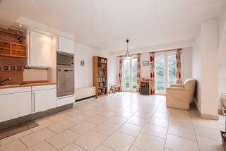 Ruim en instapklaar 2 slaapkamer appartement van 87m² met leuk overdekt terras (Bj: 1998). Gesitueerd pal in het centrum van 's-Gravenwezel met winkels, openbaar vervoer en scholen op wandelafstand! <br /><br />Indeling appartement:<br />Via de verzorgde gemeenschappelijke inkomhal betreden we het appartement op de 2e verdieping via EU-conforme lift of ruime trappenhal. Privatieve inkomhal met vestiairegedeelte en apart toilet met handenwasser. Vanuit de hal is er toegang tot alle vertrekken. Vooraan bevindt zich de woonkamer met plaats voor een zithoek, een eethoek en een volledig geïnstalleerde open keuken met voldoende opbergmogelijkheden. <br />Achteraan bevinden zich 2 ruime slaapkamers (16,50m² &amp; 12,70m²) en een geïnstalleerde badkamer voorzien van enkel lavabomeubel en douche-in bad. Aansluitend de berging / wasplaats.<br /><br />Bijzonderheden:<br />- Bouwjaar 2003 <br />- Aluminium raamwerk met dubbele beglazing<br />- Verwarming dmv accumulatoren met gunstig EPC: 363kWh/m² <br />- Toplocatie pal in het centrum van 's-Gravenwezel <br />- Staanplaats bij te kopen voor 23.000€<br /><br />Ideaal appartement voor starters, alleenstaanden, koppels en tevens investeerders!<br />Momenteel bieden we nog 2 andere appartementen aan in hetzelfde gebouw. <br />Deze kunnen samen gekocht worden.