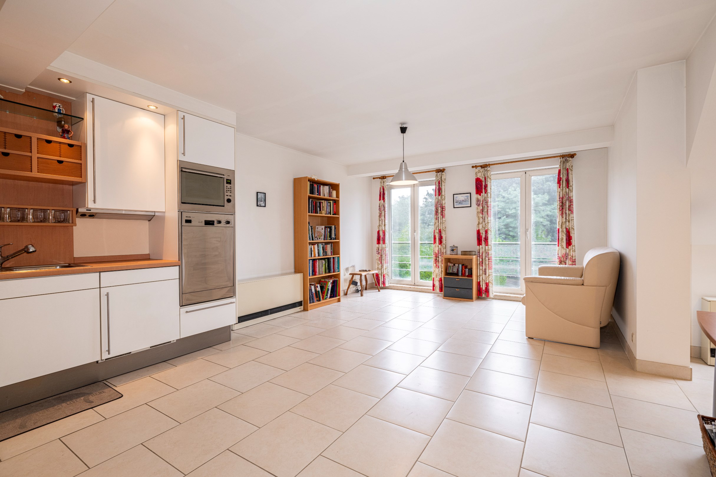 Ruim en instapklaar 2 slaapkamer appartement van 87m² met leuk overdekt terras - foto 3