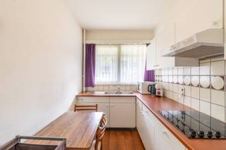 <p>Via de inkomhal betreed je dit lichtrijk gelijkvloers appartement, dat momenteel dienstdoet als kinesitherapiepraktijk. De ruime indeling en overvloed aan natuurlijk licht maken het een aangename plek om te wonen of werken. Het appartement beschikt over twee volwaardige slaapkamers, ideaal voor een klein gezin, koppels of wie graag een extra kamer als bureau of hobbyruimte gebruikt.</p><p>De badkamer wordt momenteel benut als bureauruimte, wat de flexibiliteit van de indeling benadrukt. Daarnaast is er een apart toilet, wat extra praktisch is in het dagelijks gebruik. Het appartement heeft een gunstig EPC-label C, wat wijst op een degelijke energiezuinigheid en comfort.</p><p>Gelegen op een toplocatie nabij het centrum van Boechout, geniet je hier van uitstekende bereikbaarheid en alle voorzieningen binnen handbereik. Met een supermarkt letterlijk over de deur is het dagelijkse gemak verzekerd. Dit gelijkvloers appartement vormt dan ook een interessante opportuniteit voor investeerders of voor wie op zoek is naar een centraal gelegen, appartement met potentieel voor praktijkruimte of thuiswerk.</p>