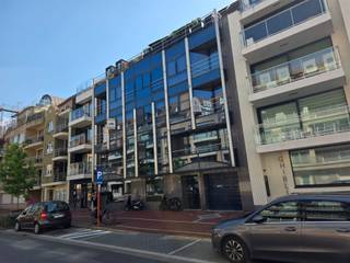 Lichtrijk 2-slaapkamerappartement met terras.Dit mooie appartement is gelegen op een top locatie. Het appartement beschikt over twee volwaardige slaapkamers beide met een aangrenzend terras aan de rustige achterzijde.De volledig uitgeruste keuken biedt alle comfort voor dagelijks gebruik. De ruime en bijzonder lichtrijke leefruimte zorgt voor een open en ontspannen woongevoel.Een ideaal appartement voor wie comfortabel wil wonen op een topligging op wandelafstand van de zee. In de kelder is er ook een berging aanwezig. De forfaitaire kosten zijn 50 euro/maand.Wenst u meer informatie of een bezoek ter plaatse? Neem gerust contact op wij begeleiden u graag.