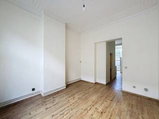 Etterbeek, close to the European Commission: One-bedroom apartment of ±60 m².1st floor, no lift: * Living room ±22 m² * Balcony * Bathroom with...