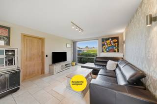 KIJKDAG 11/07 - OP AFSPRAAK<br /><br />In een doodlopende straat te Eernegem, deelgemeente van Ichtegem, bevindt zich deze verzorgde halfopen bebouwing op een perceel van 489 m². De woning werd gebouwd in 1999 en biedt 131 m² aan bewoonbare oppervlakte.<br /><br />Via de inkomhal komt u terecht in de lichtrijke leefruimte, waar grote raampartijen en een schuifraam naar het terras zorgen voor een aangename verbinding met de tuin. De open keuken sluit naadloos aan op de woonkamer en is uitgerust met alle nodige toestellen, waardoor koken en samenzijn centraal staan. Aansluitend bevindt zich een ruime garage met tal van praktische voorzieningen.<br /><br />Op de verdieping bevinden zich drie volwaardige slaapkamers, waarvan twee zijn uitgerust met een energiezuinige Daikin airco voor extra comfort. De badkamer beschikt over een ligbad en een dubbele lavabo. Er is een handige berging en een ruime zolder, ideaal als extra opbergruimte.<br /><br />Ook buiten heeft deze woning heel wat troeven te bieden. De verzorgde tuin vormt een heerlijke plek om te ontspannen en te genieten van het buitenleven. Het ruime zwembad met zonneterras creëert een echte vakantiesfeer in eigen tuin. Bovendien zijn er twee overdekte terrassen aanwezig, waarvan één uitgerust is met een gezellige houtkachel, zodat u het hele jaar door van het buitenleven kunt genieten. Een tuinhuis met elektriciteit biedt extra opbergruimte of mogelijkheden voor hobby's.<br /><br />De woning geniet van een gunstig EPC (label C), conforme elektriciteit, airco's en 20 zonnepanelen (met groenestroomcertificaten) - Kortom, de ideale gezinswoning!<br /><br />Interesse? Contacteer ons en ontdek zelf de troeven!<br /><br />De vermelde prijs is een richtprijs. Elk bod, zowel hoger als lager dan deze prijs, wordt voorgelegd aan de eigenaar, die het recht behoudt om dit te aanvaarden of te weigeren.