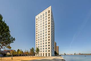 <strong>Wonen boven de stad!</strong><br />Appartement met terras op het 12de verdiep van de Westkaai Torens (4de toren). Vanuit het ganse appartement geniet je hier van een spectaculair uitzicht op het de stad en de haven. <br /><br /><strong>Indeling: </strong>Inkomhal op keramische tegel; apart toilet; volledig geïnstalleerde keuken met bijkeuken voorzien van opberg mogelijkheden. Ruime woonkamer op parket met toegang tot het gezellige terras met panoramische zichten. 2 slaapkamers op parket, beide met uitzicht over de Schelde en de haven. Badkamer op keramische tegel voorzien van een dubbele wastafel, ligbad met (ophang)douche. Wasplaats/extra berging in de nachthal. <br /><br /><strong>Bijzonderheden:</strong>
<ul>
<li>Individueel verbruik van gas - water en elektra.</li>
<li>1 autostaanplaats verplicht bij te kopen, 1 optioneel. Prijs per plaats € 35.000,-</li>
<li>Ondergronds: privé-kelder en gemeenschappelijke fietsenberging.</li>
</ul>