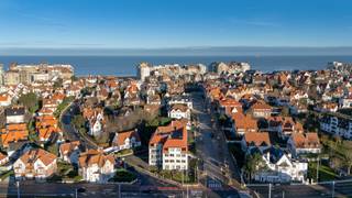 Op een topligging vlak bij zee en strand verkopen wij dit uitzonderlijk, zongericht hoekappartement van 146 m², gelegen in een prachtig...