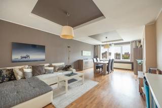 <strong>Appartement op de eerste verdieping, inclusief garage, nabij het centrum van Hoevenen!</strong><br /><br />Bent u op zoek naar <strong>appartement met potentieel</strong> in het centrum van Hoevenen?<br />Dan is dit <strong>appartement inclusief garage</strong> precies wat u zoekt!<br /><br /><strong>Indeling</strong><br />Via de gemeenschappelijke inkomhal bereiken we het appartement op de eerste verdieping. De <strong>private inkomhal</strong> geeft toegang tot de ruime <strong>leefruimte </strong>op laminaat, ingedeeld in een zit- en eethoek en voorzien van elektrische rolluiken.<br /><br />De <strong>volledig geïnstalleerde keuken</strong> is net vernieuwd en heeft enkel nog wat afwerking nodig.<br /><br />Verder vinden we een <strong>aparte berging</strong> met aansluiting voor wasmachine en de <strong>badkamer </strong>voorzien van douchecabine, lavabomeubel en een toilet.<br /><br />Tot slot zijn er <strong>twee slaapkamers</strong>, voorzien van rolluiken, waarvan één toegang geeft tot het terras.<br /><br /><strong>Extra informatie</strong><br /><strong>✔ EPC-label C - 244 kWh/ (m² jaar)</strong><br /><strong>✔ Elektriciteit conform</strong><br /><strong>✔ Asbestveilig!</strong><br /><strong>✔ </strong>Inclusief <strong>garagebox </strong>met elektrische poort!<br /><strong>✔ Gemeenschappelijke kosten = +-160 EUR/maand:</strong> Voorschot verwarming, privatief waterverbruik, onderhoud + elektriciteit gemeenschappelijke delen, syndicus, blokpolis.<br /><strong>✔ </strong>Verkoop vindt plaats onder het <strong>registratiestelsel</strong><br /><br /><strong>Interesse?</strong><br />Mis deze opportuniteit niet!<br />📞 03/568 03 03<br />✉️ info@vastgoed03.be