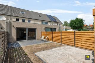 <h3><span>Instapklare 3slpk woning met zuidgerichte tuin op private woonerf te Hoboken</span></h3><p><span>Deze recente en instapklare woning, gebouwd in 2008, bevindt zich op een afgesloten en kindvriendelijk woonerf in het hart van Hoboken. Dankzij de uitstekende ligging bevinden scholen, winkels, openbaar vervoer en sportfaciliteiten zich allemaal op wandelafstand, waardoor dit de ideale plek is voor wie comfortabel en rustig wil wonen met alles binnen handbereik.</span></p><p><span>Indeling:</span></p><p><span>Bij het betreden van de woning komt u terecht in een verzorgde inkomhal met een apart gastentoilet met handenwasser en een ingemaakte vestiairekast. Aansluitend bevindt zich een praktische berging, uitgerust met de technische installaties, aansluitingen voor wasmachine en droogkast, en extra opbergruimte ideaal voor wie houdt van orde en functionaliteit.</span></p><p><span>De lichte en gezellige leefruimte geniet van een overvloed aan natuurlijk daglicht dankzij de grote raampartijen en biedt een mooi zicht op de tuin. Aansluitend ligt de volledig ingerichte keuken, die voorzien is van alle hedendaagse comfort. U beschikt hier over een koelkast-diepvriescombinatie, een inductiekookplaat met dampkap, een ingebouwde oven en microgolfoven, een spoelbak en een vaatwasser. Deze ruimte vormt het hart van de woning, waar koken en gezellig samenzijn hand in hand gaan.</span></p><p><span>Op de eerste verdieping bevinden zich twee volwaardige slaapkamers, telkens met voldoende lichtinval en ruimte. De stijlvolle badkamer is uitgerust met een dubbel badkamermeubel, toilet, ligbad en inloopdouche, wat zorgt voor een gevoel van pure ontspanning. De tweede verdieping herbergt nog een ruime derde slaapkamer, die zich perfect leent als masterbedroom, bureau of hobbyruimte.</span></p><p><span>De zuidgerichte tuin werd in 2025 volledig opnieuw aangelegd en vormt een heerlijke plek om tot rust te komen. Dankzij de gunstige oriëntatie geniet u hier de hele dag door van zon en privacy ideaal voor wie houdt van buitenleven in de stad.</span></p><p><span>Tot slot beschikt de woning over een overdekte staanplaats met aansluitend een private, afgesloten berging, wat extra comfort en veiligheid biedt.</span></p><h4><span>Extra troeven:</span></h4><ul><li><span>Bouwjaar 2008</span></li><li><span>Gunstige EPC-label B</span></li><li><span>Elektrische rolluiken en vliegenramen</span></li><li><span>Nieuwe HR-ketel (2023)</span></li><li><span>Mobiscore 8,8</span></li><li><span>Zuidgerichte tuin, volledig aangelegd in 2025</span></li></ul><p><span>Kortom, deze recente en perfect onderhouden woning combineert comfort, ligging en kwaliteit tot een harmonieus geheel ideaal voor wie op zoek is naar een instapklare thuis in een rustige en groene omgeving in Hoboken.</span></p>