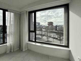 <strong>PRACHTIG NIEUWBOUW APPARTEMENT </strong>VAN 95m² MET <strong>ZICHT op het MAS</strong>. De leefruimte baadt in het licht en het grenst aan een prachtig inpandig <strong>terras van 15m²</strong>. De keuken volledig en smaakvol ingericht. De ruime inkomhal geeft uit op een badkamer, apart toilet, berging de slaapkamer en een tweede kamer ingericht als <strong>dressing</strong>. De badkamer volledig ingericht en voorzien van een gemakkelijke <strong>inloopdouche</strong>, dubbel lavabomeubel. Ondergrondse <strong>autostaanplaats </strong>€ 120,- p.mnd<strong> </strong>en <strong>drie fietshaken</strong>. Maandelijkse provisie gemeenschappelijke verwarming, onderhoud en liften; € 125,- <br /><strong><br /></strong>