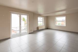 Dit zeer ruime (95m²) lichtrijke appartement beschikt over 2 volwaardige slaapkamers op slechts enkele minuten wandelen van het strand. Geniet van...
