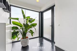 Voor meer info en foto’s, surf naar www.swevers.be –Deze instapklare open bebouwing aan de Wijerstraat 25 in Zonhoven combineert modern wooncomfort, energiezuinige voorzieningen en een ruim perceel van 8a 24ca met zuidwestelijke oriëntatie. De woning werd gebouwd in 2011, vernieuwd in 2023 en beschikt over een bewoonbare oppervlakte van 189 m². Op het gelijkvloers vindt u een inkomhal met gastentoilet en een lichtrijke leefruimte van 36 m². De open keuken van 18,4 m² met kookeiland sluit hier mooi op aan. Verder is er een bureau van 13,11 m² dat ook als derde slaapkamer kan dienen, evenals een praktische berging met wasvoorzieningen. De eerste verdieping telt twee volwaardige slaapkamers, waarvan één met dressing. De badkamer beschikt over een ligbad, dubbele wastafel en toilet. Ook op energetisch vlak scoort deze woning goed dankzij vloerverwarming op het gelijkvloers, gasradiatoren, twee airco-units, een warmtepompboiler uit 2023 en 16 zonnepanelen uit 2021 met een opgegeven jaaropbrengst van circa 6.000 kWh. Buiten geniet u van een ruime, zuidwestelijk gerichte tuin met terrasoverkapping en tuinhuis uit 2020. Ideaal om in alle rust van de namiddag- en avondzon te genieten. De ligging is eveneens gunstig, met openbaar vervoer op 280 meter, scholen op 2 km, winkels op 2,5 km en de snelweg op 3,8 km. Een comfortabele, energiezuinige gezinswoning met tal van mogelijkheden! Voor meer informatie, bel 011 255 155. Bron bewoonbare oppervlakte: EPC – verslag.