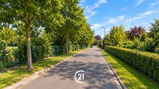 <h3><span>BOUW HIER UW TOEKOMST, OMRINGD DOOR GROEN NABIJ GENT!</span></h3><p><span>Droomt u van een eigen woning op een rustige, groene locatie, zonder in te boeten aan bereikbaarheid? In het gegeerde Sint-Denijs-Westrem bieden wij </span><span>2 prachtige bouwpercelen </span><span>aan, waar ruimte, privacy en wooncomfort centraal staan.</span></p><p><span>Deze percelen bieden de mogelijkheid tot het realiseren van </span><span>een hedendaagse halfopen gezinswoning</span><span>, volledig naar eigen smaak, met een ruime tuin als extra troef. Bovendien zijn </span><span>alle nodige voorzieningen voor de nutsaansluitingen reeds aanwezig!</span></p><p><span>Geniet hier van een groene, residentiële omgeving, met het bruisende Gent en de belangrijkste verbindingswegen binnen handbereik.</span></p><p><span>Een unieke kans om uw droomwoning te realiseren op een toplocatie aan de rand van Gent!</span></p><p><span>Interesse? Contacteer ons en ontdek de mogelijkheden van deze prachtige bouwloten!</span></p>