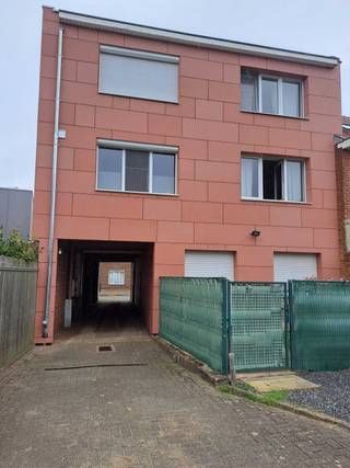 Gerenoveerd 1-slaapkamerappartement op toplocatie in Kessel-Lo, op wandelafstand van het station, winkels en centrum Leuven. Vrij vanaf 15 april of 30 april ( bespreekbaar)<br /><br />EPC: 161 kWh/m² (label B)<br />Oppervlakte: 62 m²<br /><br />Wij zoeken een rustige huurder voor dit appartement op de 2de verdieping (geen lift).<br />Ideaal voor een alleenstaande (of een koppel).<br /><br />Het appartement omvat een inkomhal met toilet, een ruime living met aansluitende keuken.<br />(Fornuis en koelkast dienen zelf geplaatst te worden.)<br /><br />Het keuken-eiland staat op wieltjes en is dus verplaatsbaar.<br /><br />Verder is er een badkamer met inloopdouche, een berging met plaats voor wasmachine en droogkast, en één slaapkamer met elektrisch rolluik.<br /><br />Er is een buiten-parkeerplaats voor 1 wagen.<br />Geen tuin of terras. ( dus minder geschikt voor huisdieren )<br /><br />Alle vloeren, buitenmuren, elektriciteit, afvoer- en waterleidingen, evenals de keuken en badkamer werden netjes gerenoveerd.<br /><br />Met individuele tellers op eigen rekening voor:<br /><br />water<br />gas (eigen wandketel centrale verwarming)<br />elektriciteit<br /><br />Zeer lage gemeenschappelijke kosten: verbruik van verlichting in de gang, parlofoon en 1/4 GFT-bak.<br />Dit bedraagt ongeveer €33 per jaar.<br /><br />Huurprijs: €830 per maand<br />Waarborg: 3 maanden