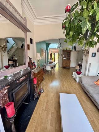 Prachtig ruime gezinswoning met zuid georiënteerde tuin. Deze woning biedt een ideale combinatie van comfort en zeer gunstige ligging.<br />De woning is in perfecte staat , conform alle attesten: EPC, elektriciteit, asbest en bodem.<br />Kenmerken:<br />• woonkamer: een zeer gezellige woonkamer met als extra een goed functionerende houtkachel.<br />• badkamer:<br />• inloopdouche, dubbele lavabo en toilet.<br />• keuken: een ruime keuken voorzien van alle toestellen waaronder een gasfornuis (mogelijkheid tot installatie van een elektrische kookplaat.<br />• slaapkamers: vier ruime slaapkamers met ingebouwde kasten.<br />• vernieuwde cv-ketel : 2025.<br />• kelder: een zeer praktisch, ruime en droge kelder.<br />• belangrijke extra: de woning heeft aan de achterzijde een toegangspoortje.(fietsen, etc.)